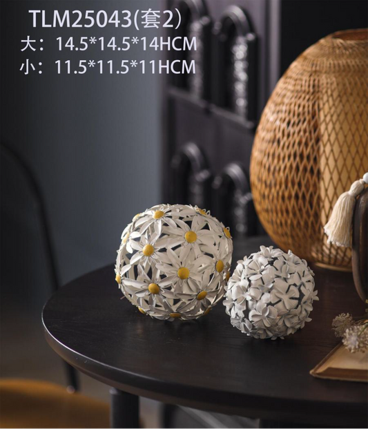 BloomSphere Metal Decor Set – Rustic Daisy Orb Duo